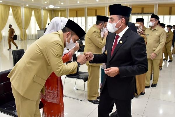 Lantik Delapan Pejabat Eselon II, Edy Rahmayadi: Berikan yang Terbaik untuk Bangsa dan Negara